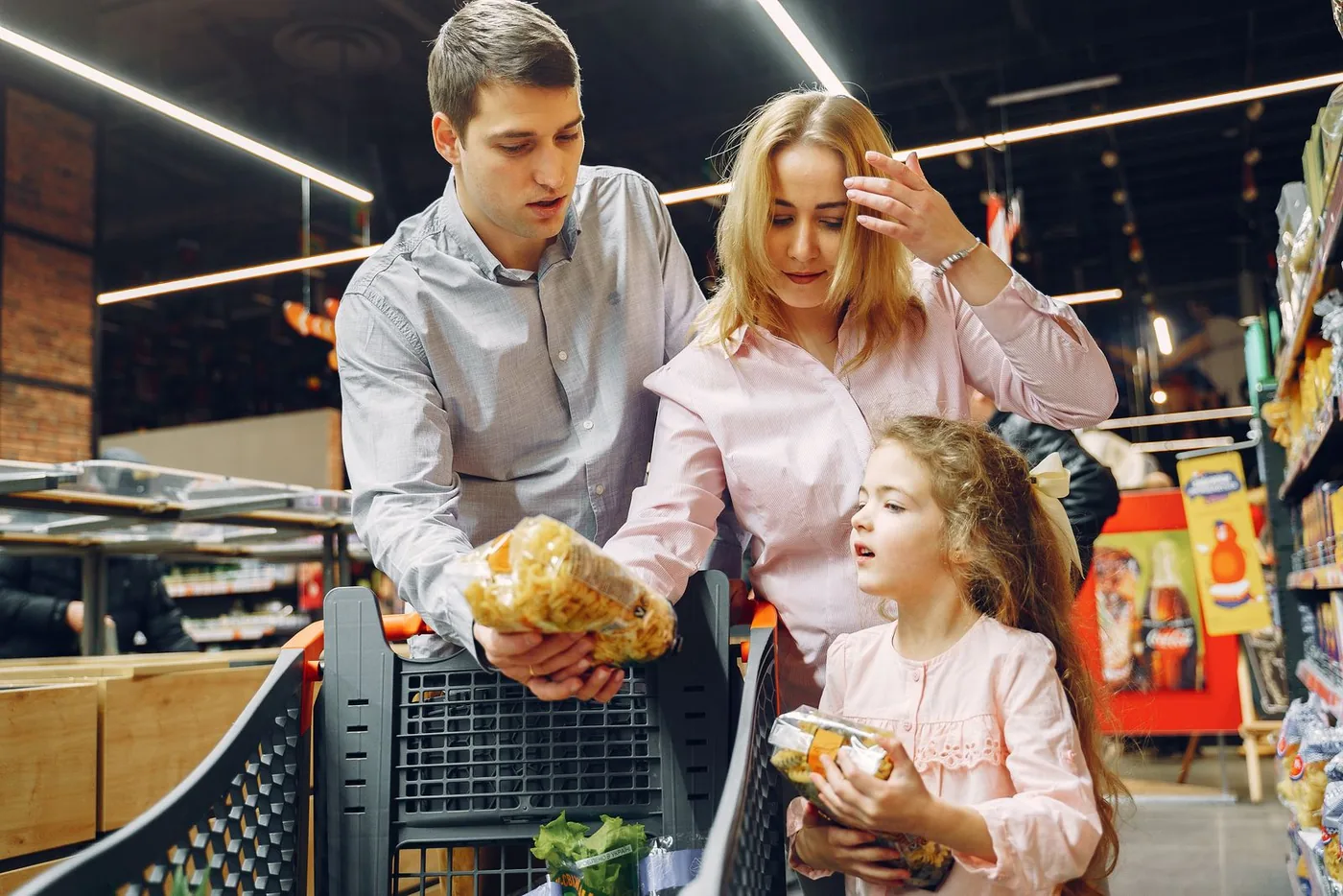 Família fazendo compras no supermercado