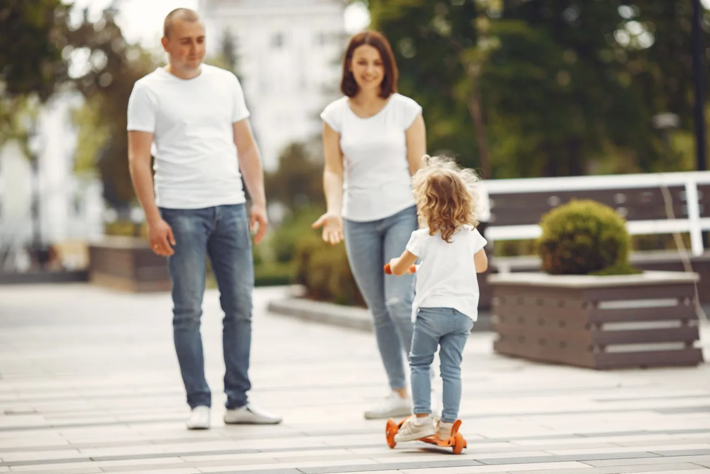 Família passeando no parque com criança de skate