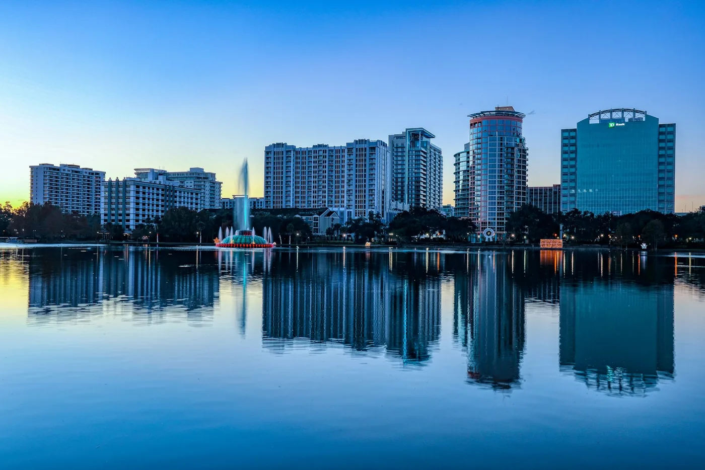 Orlando e Lake Eola ao amanhecer