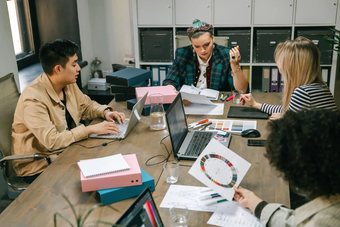Equipe colaborando em reunião no escritório